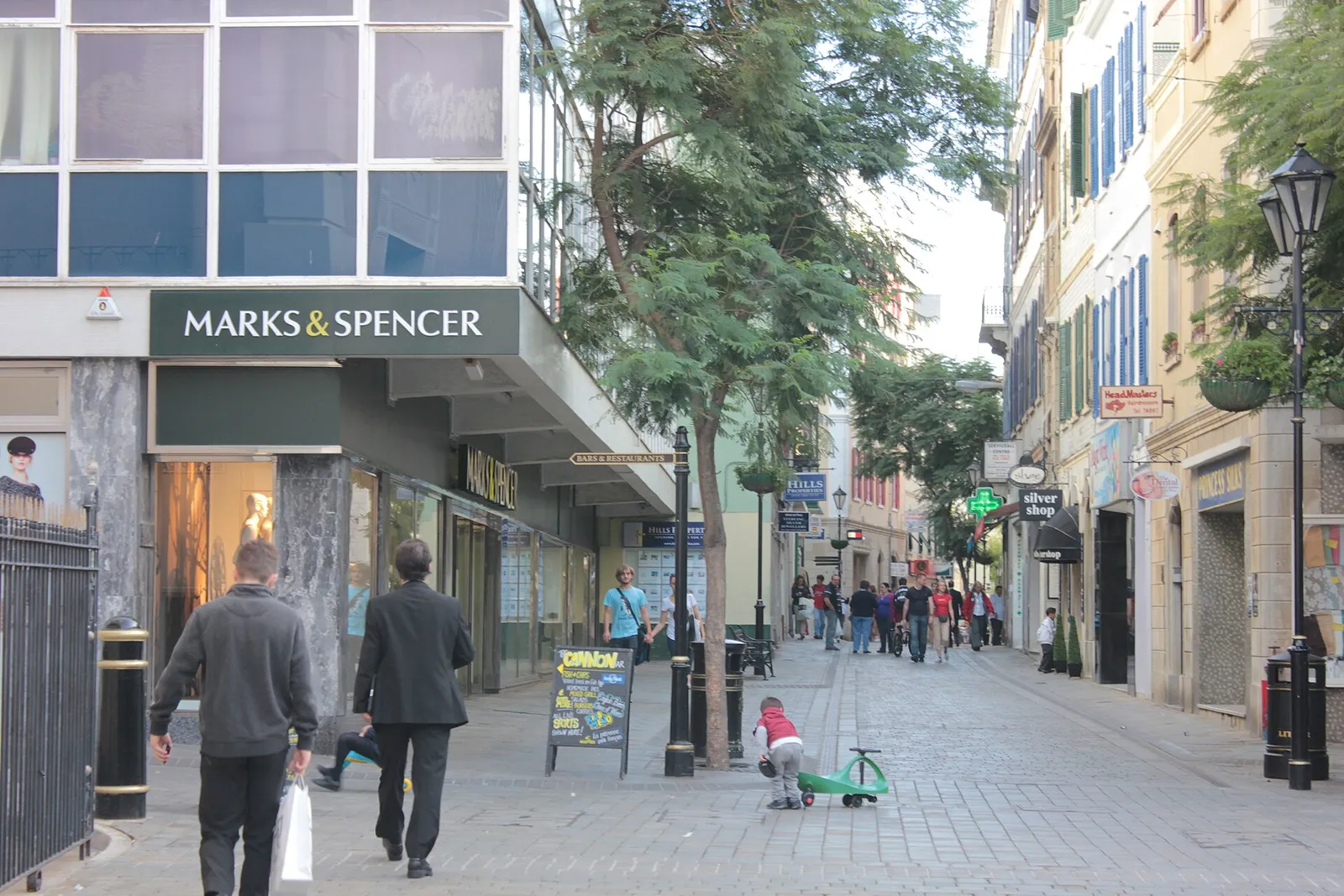 Main Street, la principal calle comercial de Gibraltar