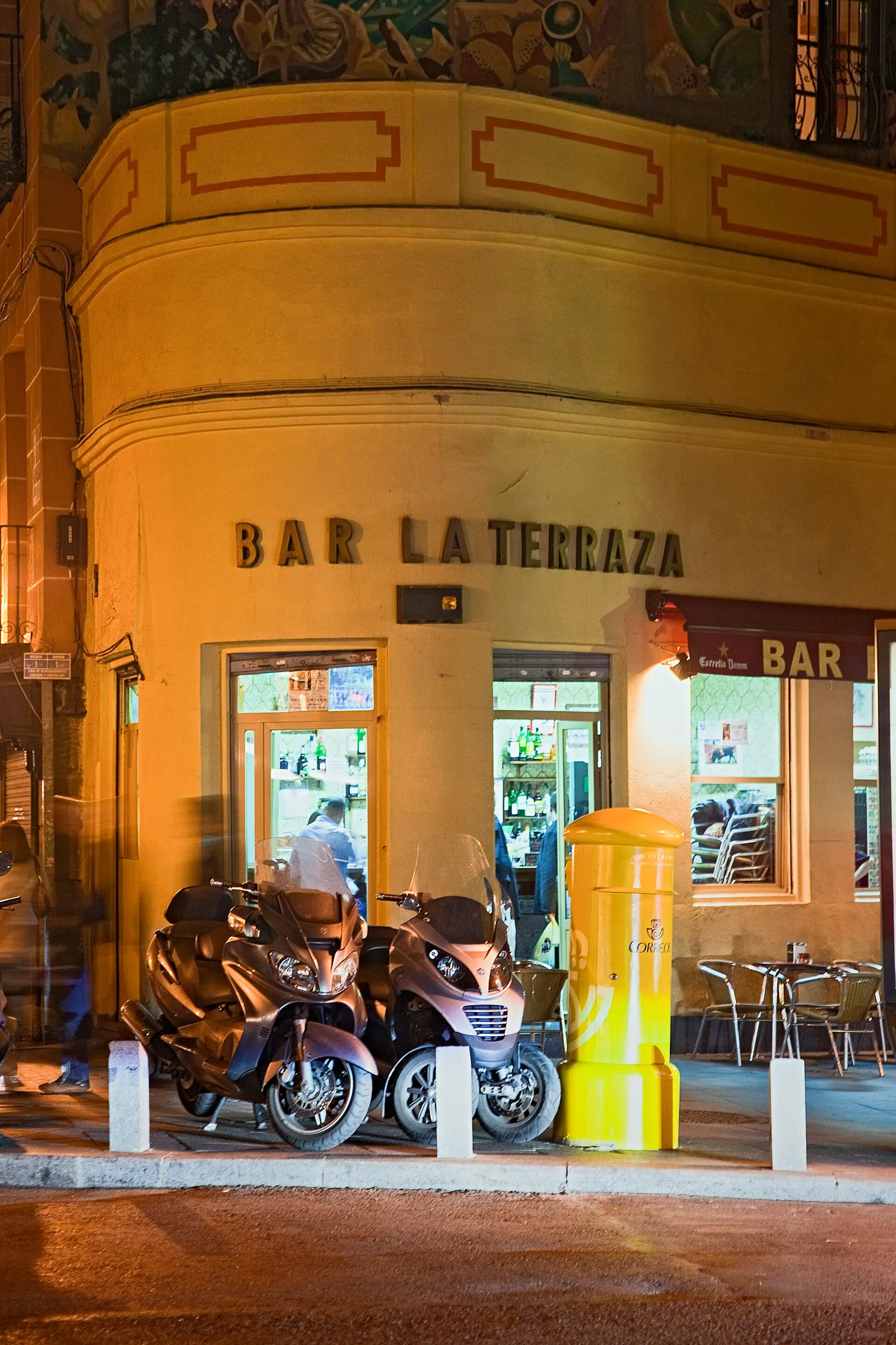 La terraza de un bar en la calle Cava Baja de Madrid