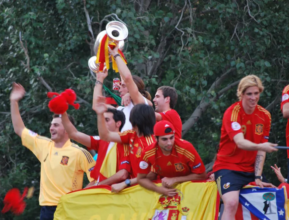 Aficionados de la selección española celebran una victoria