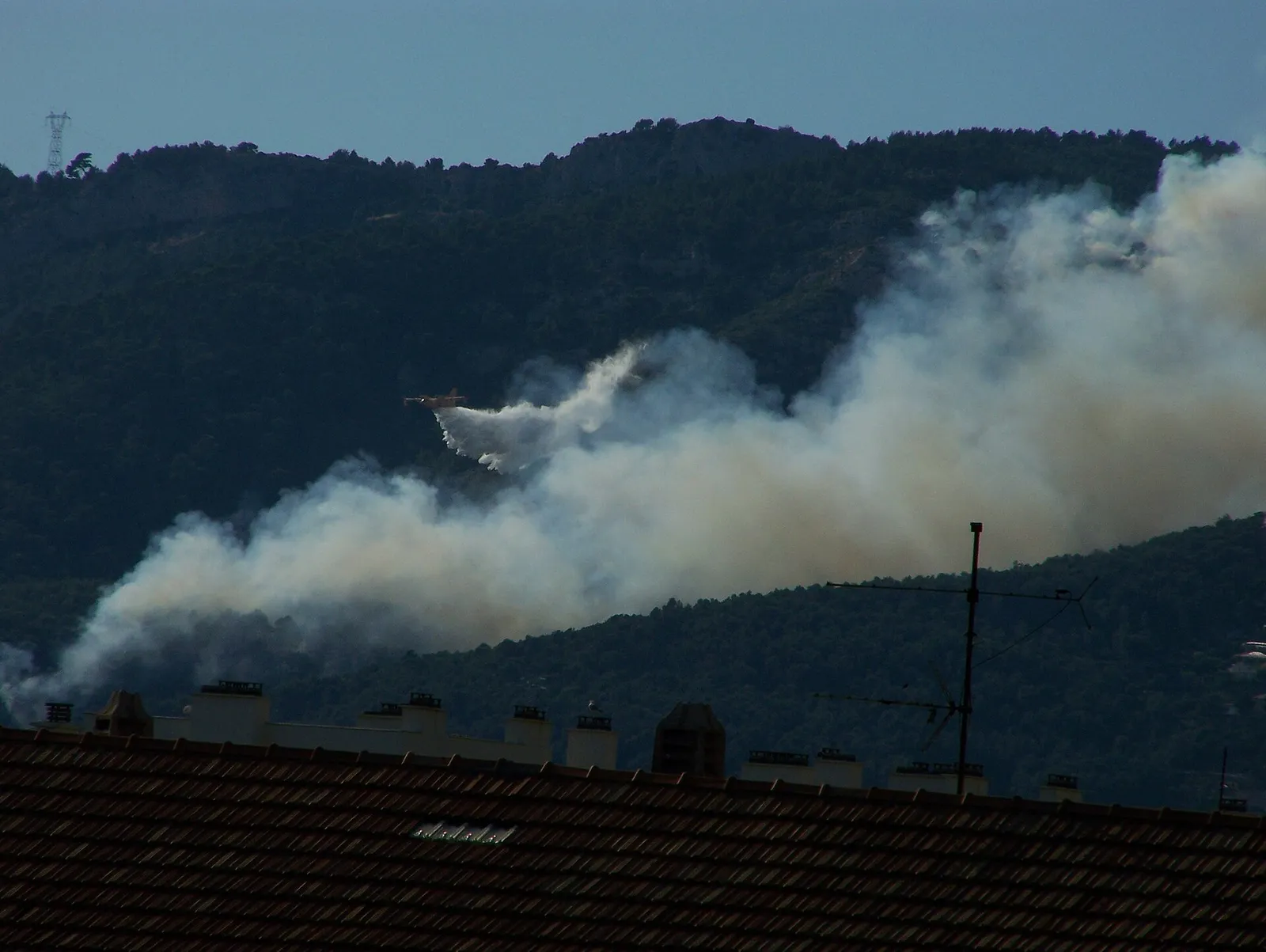 Un avión Canadair combate un incendio en el sur de Francia