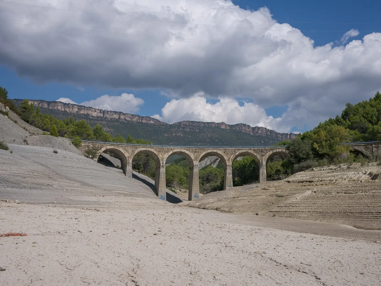 Un embalse con el nivel de agua bajo por la sequía