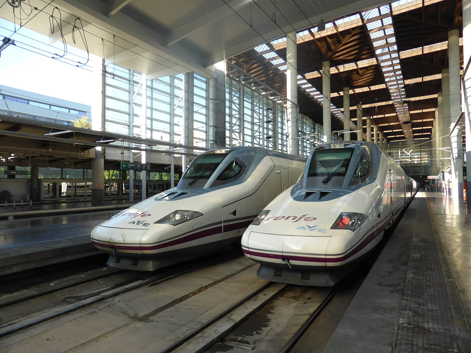 Un tren de alta velocidad de Renfe fabricado por Talgo, en la estación de Atocha (imagen de archivo)