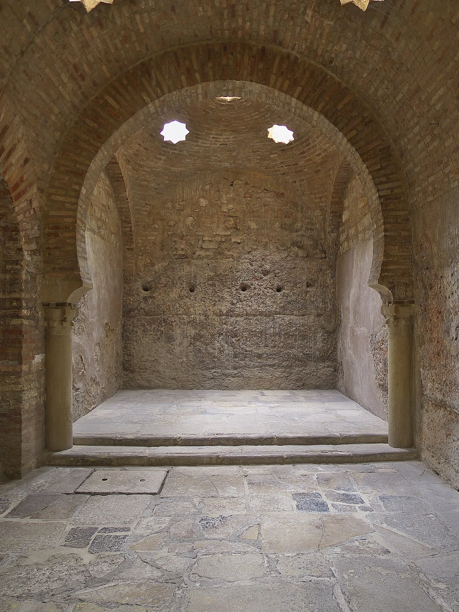 La sala caliente de los Baños Árabes de Jaén, con columnas y capiteles reaprovechados