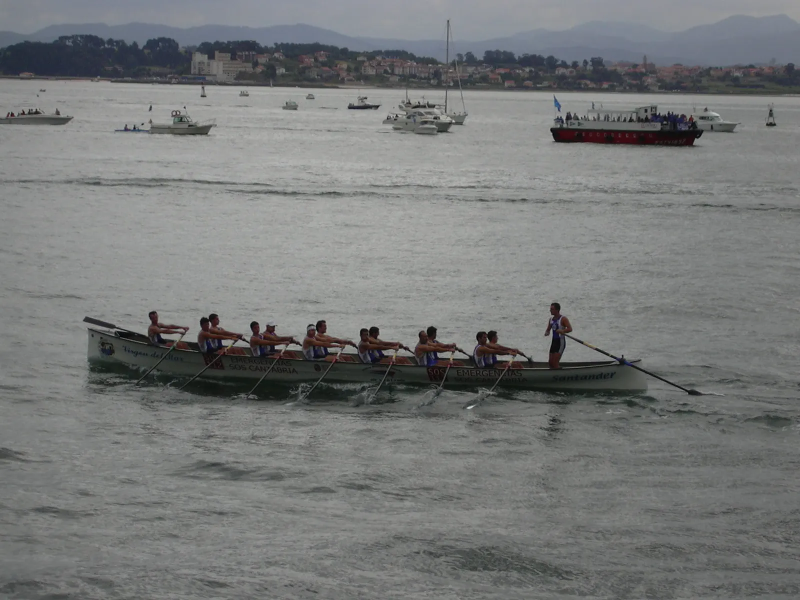Una trainera compite en una regata de remo