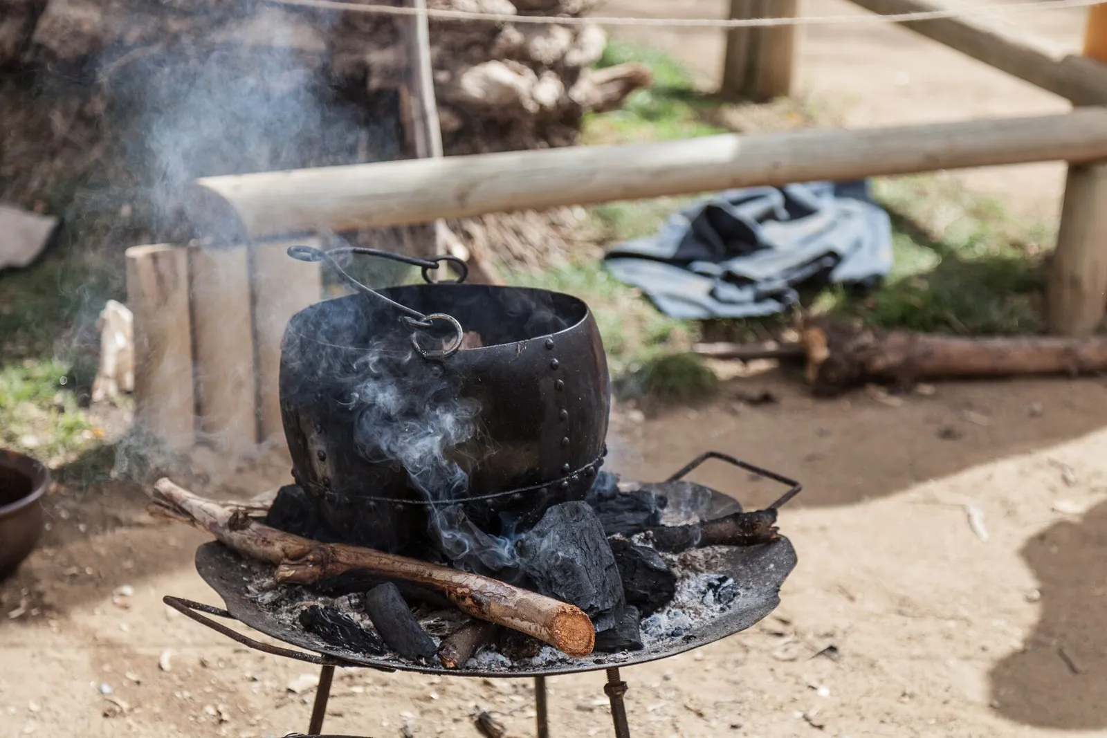 Preparación de comida a la manera tradicional en un mercado medieval