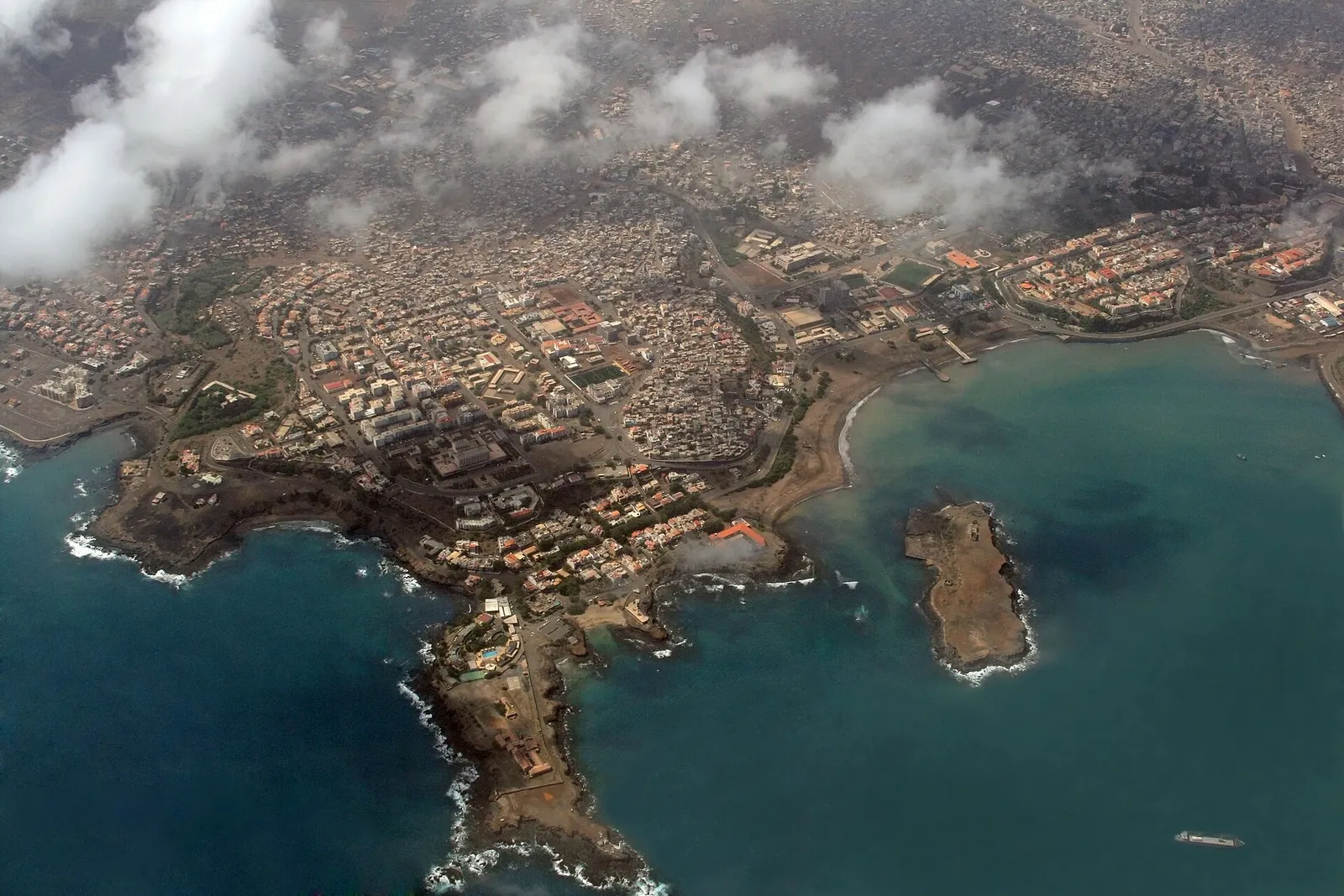 Vista aérea de Praia, capital de Cabo Verde