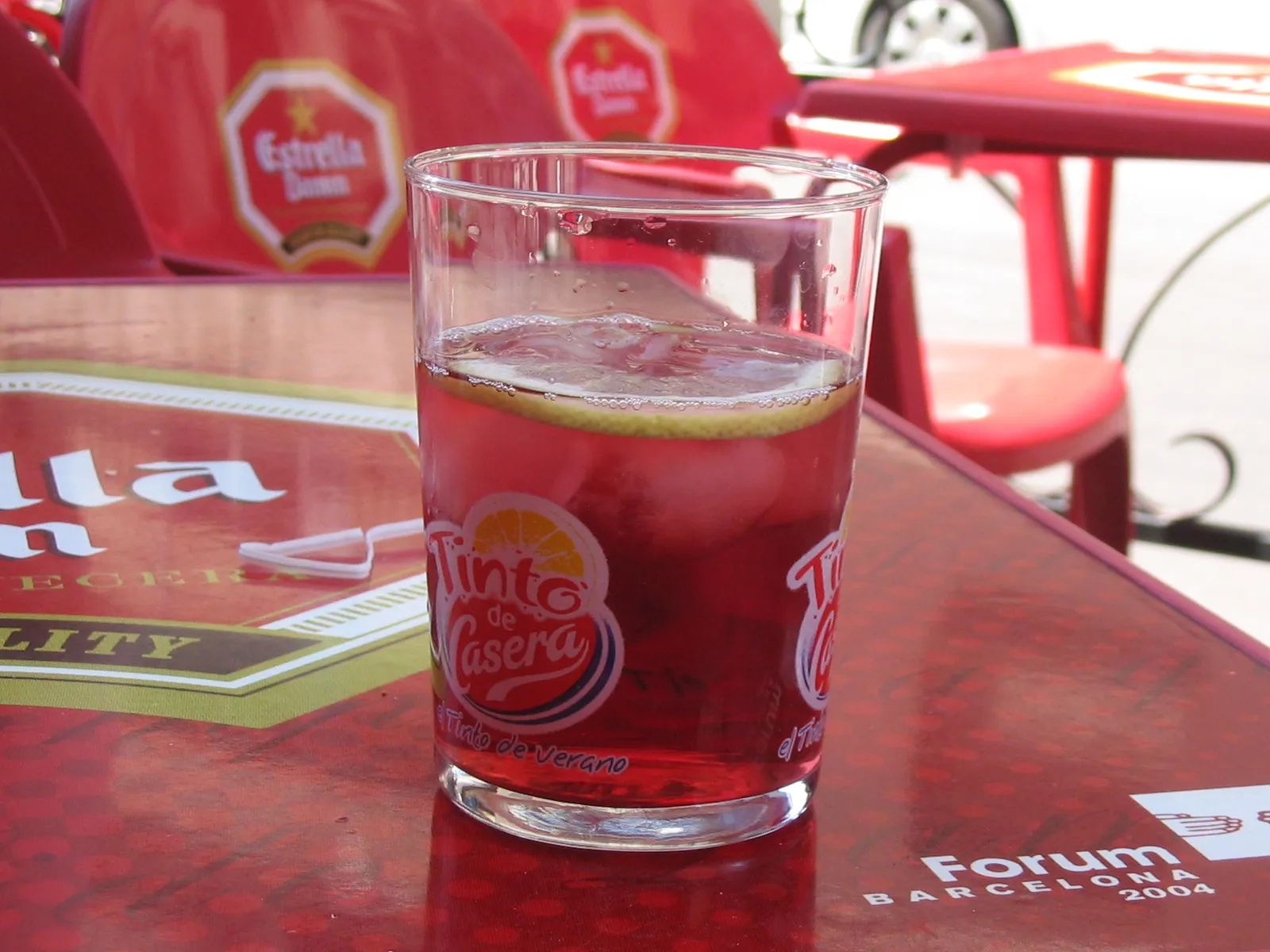Un tinto de verano, bebida típica del verano español (imagen ilustrativa)
