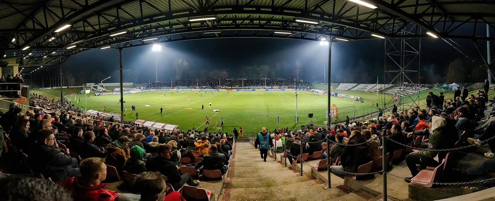 Un partido de fútbol en un estadio