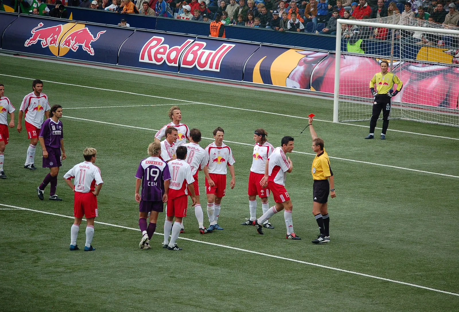 Un árbitro muestra una tarjeta roja durante un partido de fútbol