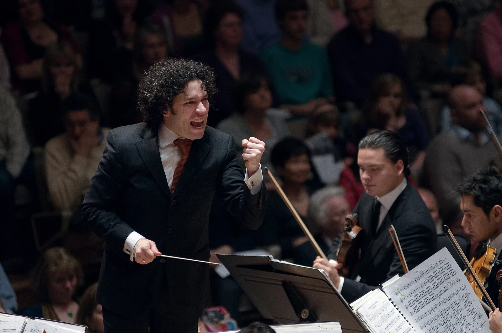 Gustavo Dudamel dirige a la Orquesta Sinfónica Simón Bolívar