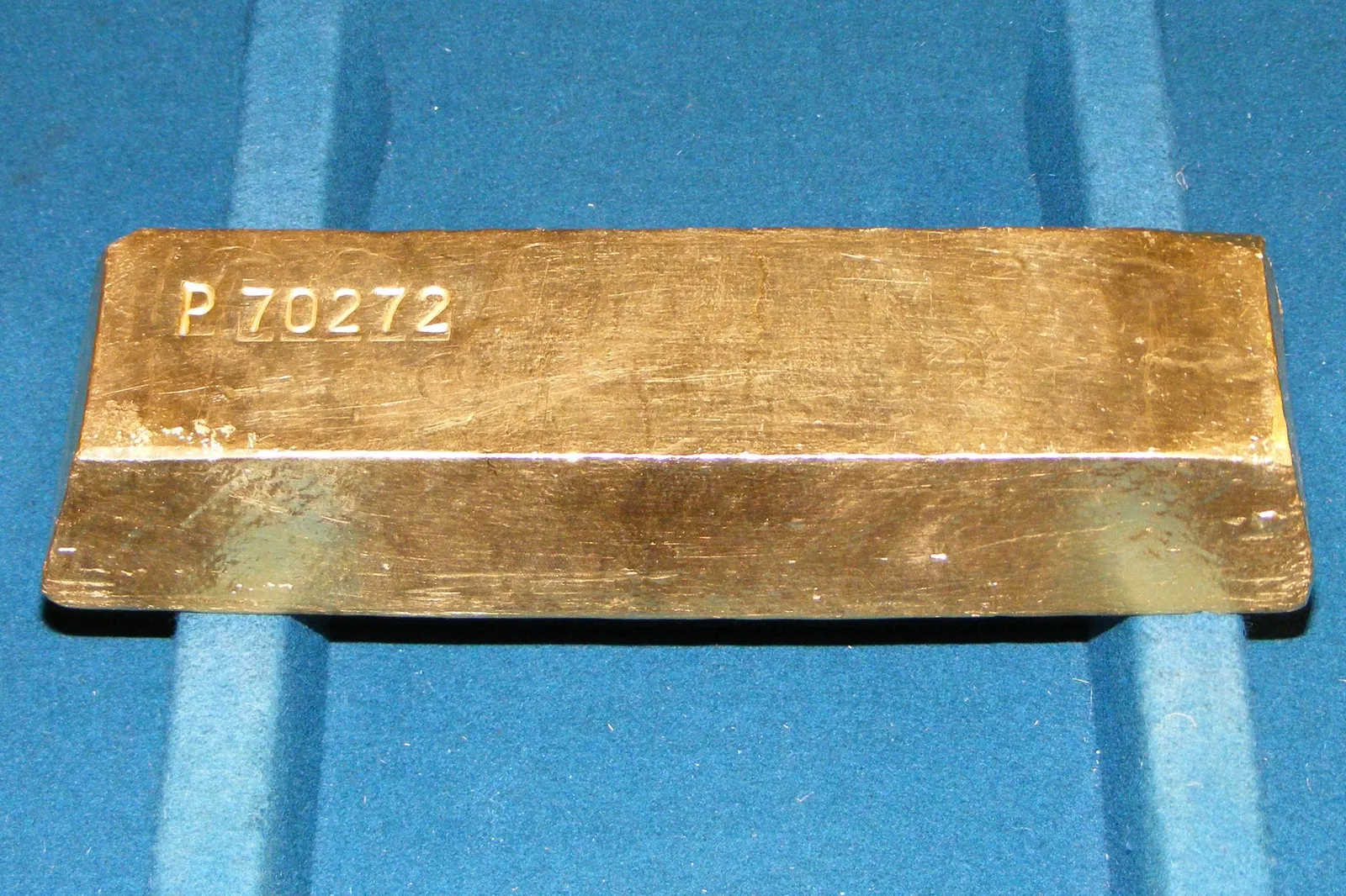 Lingotes de oro apilados