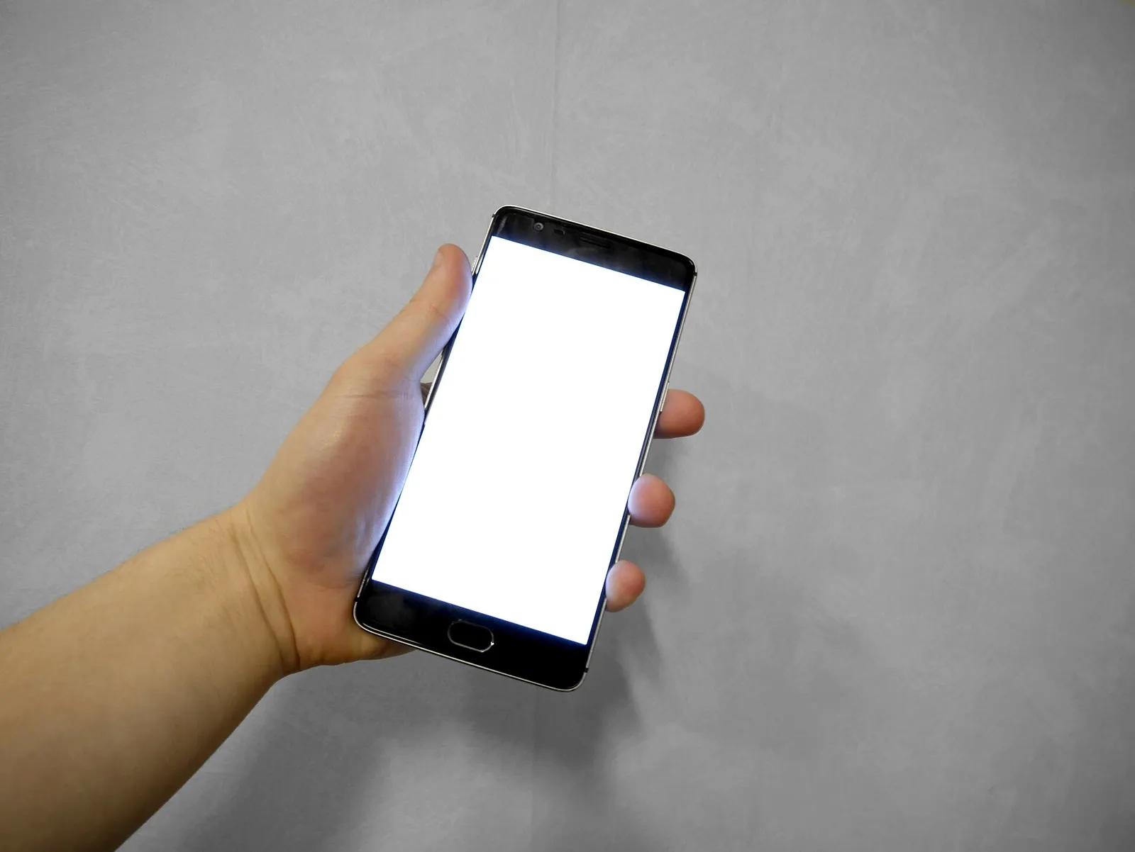Una mano sujeta un teléfono móvil