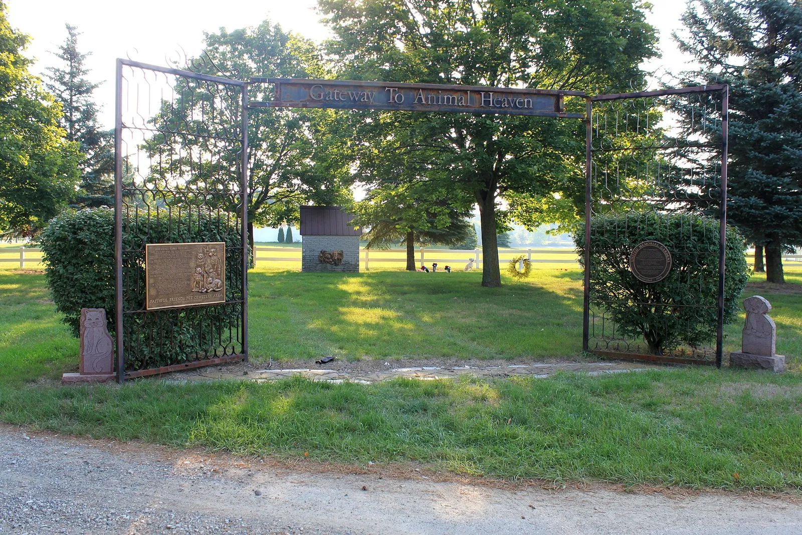 Entrada de un cementerio de animales (imagen de archivo)