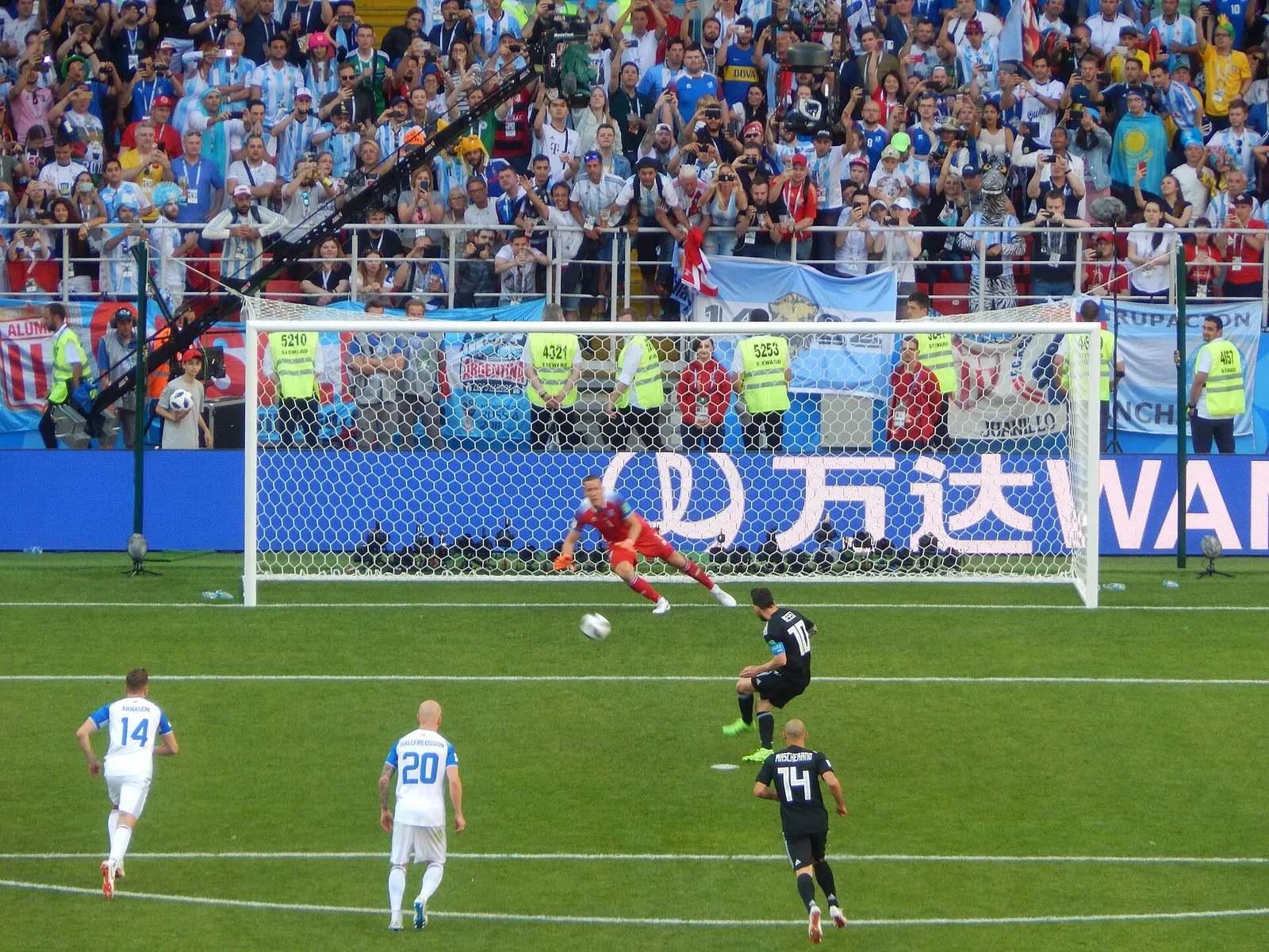 Lionel Messi golpea el balón con la selección argentina (imagen de archivo)