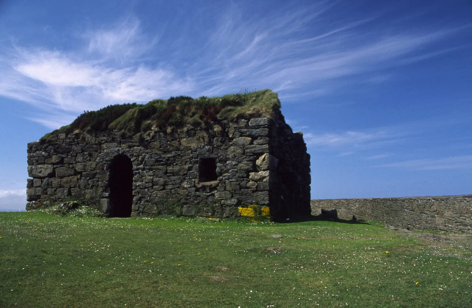 Construcción de piedra en la costa de la Serra da Capelada, Galicia (imagen de archivo)
