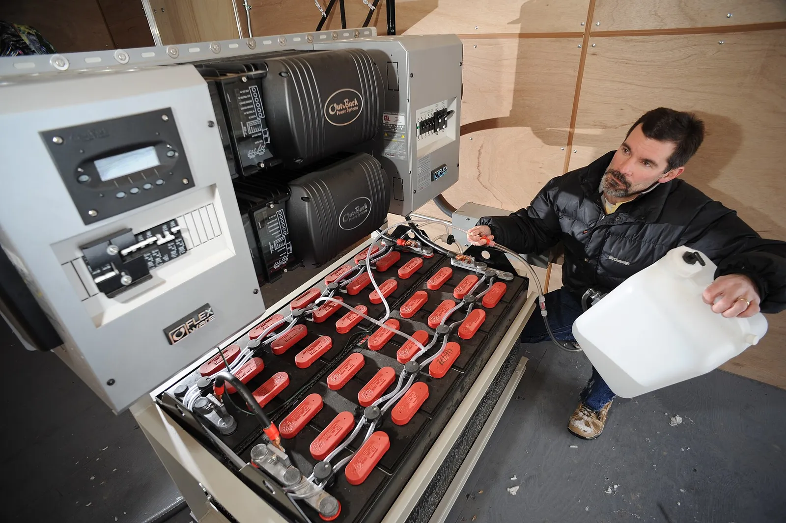 Un banco de baterías de almacenamiento de energía en pruebas