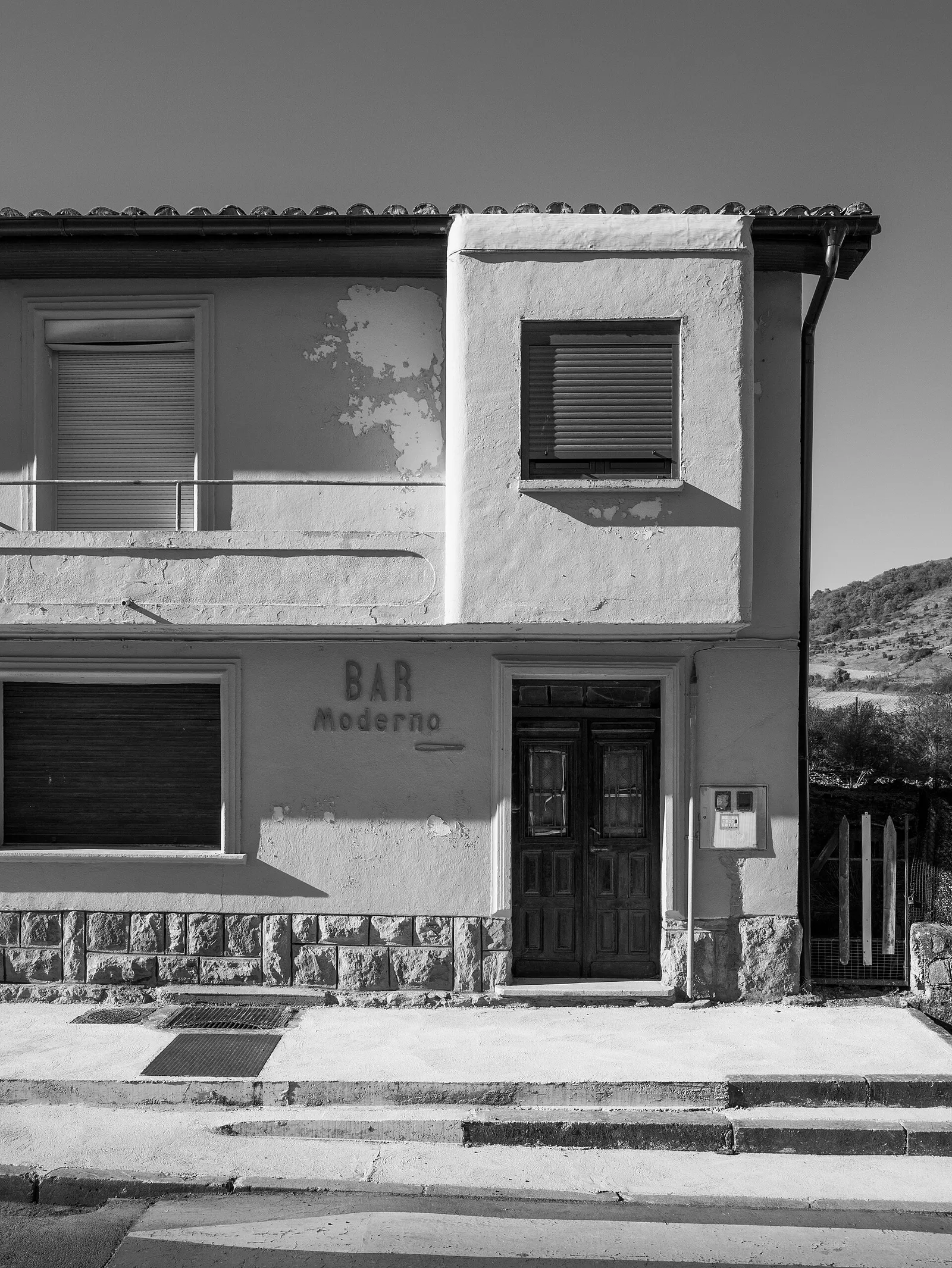Un rincón de un pequeño pueblo (imagen de archivo)
