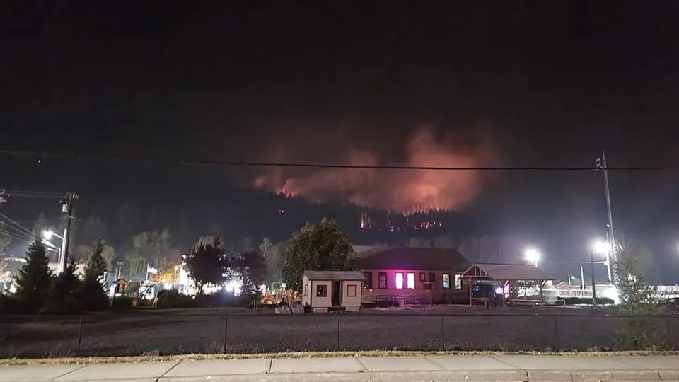 Un incendio forestal en una ladera durante la noche (imagen de archivo)