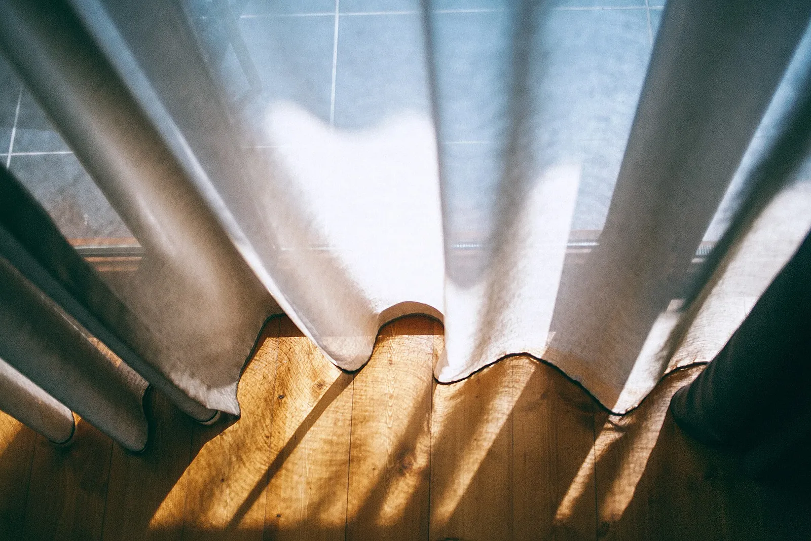 Cortinas cubriendo una ventana con luz de día