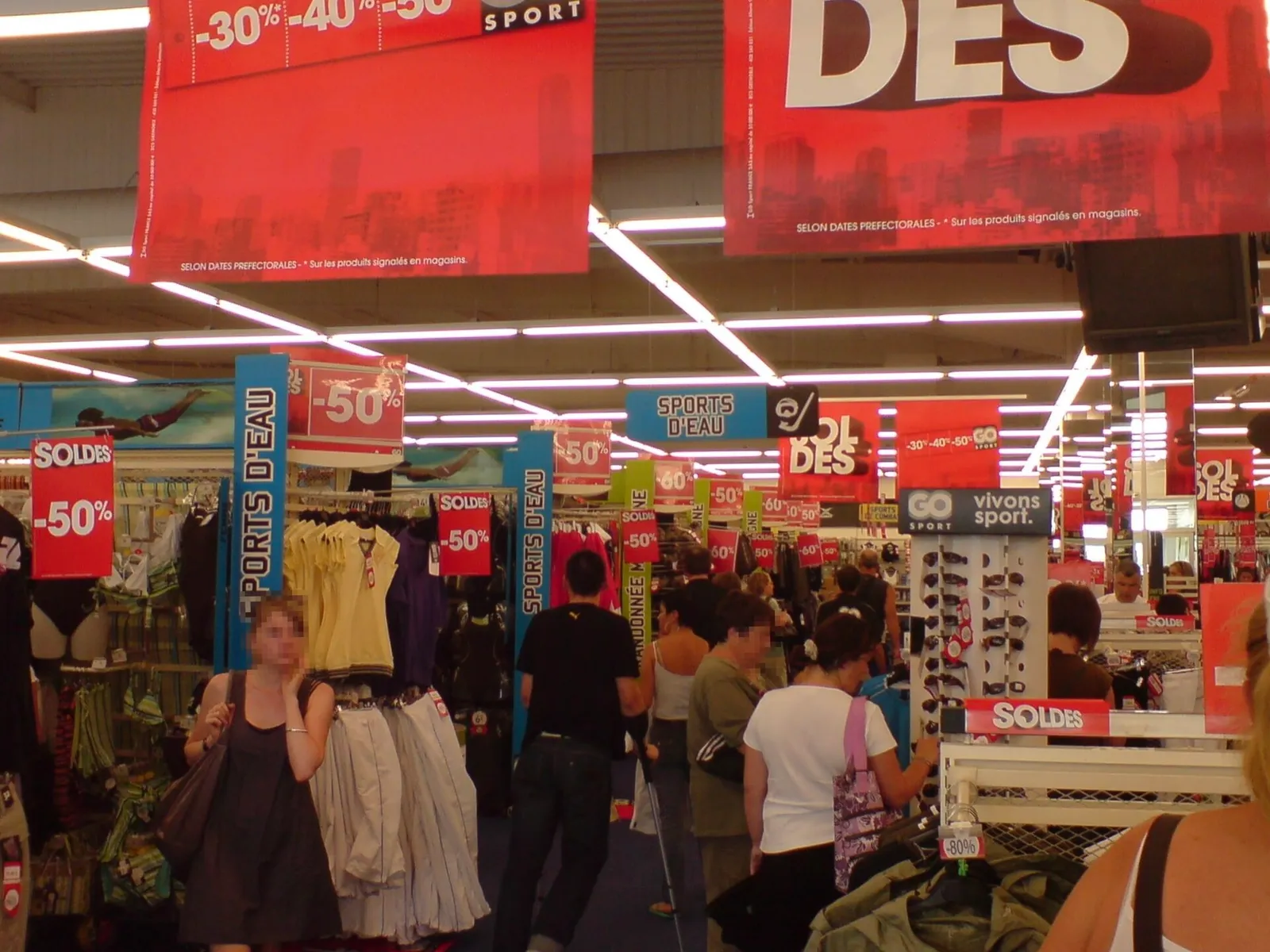 Ambiente de rebajas en una tienda (imagen de archivo)