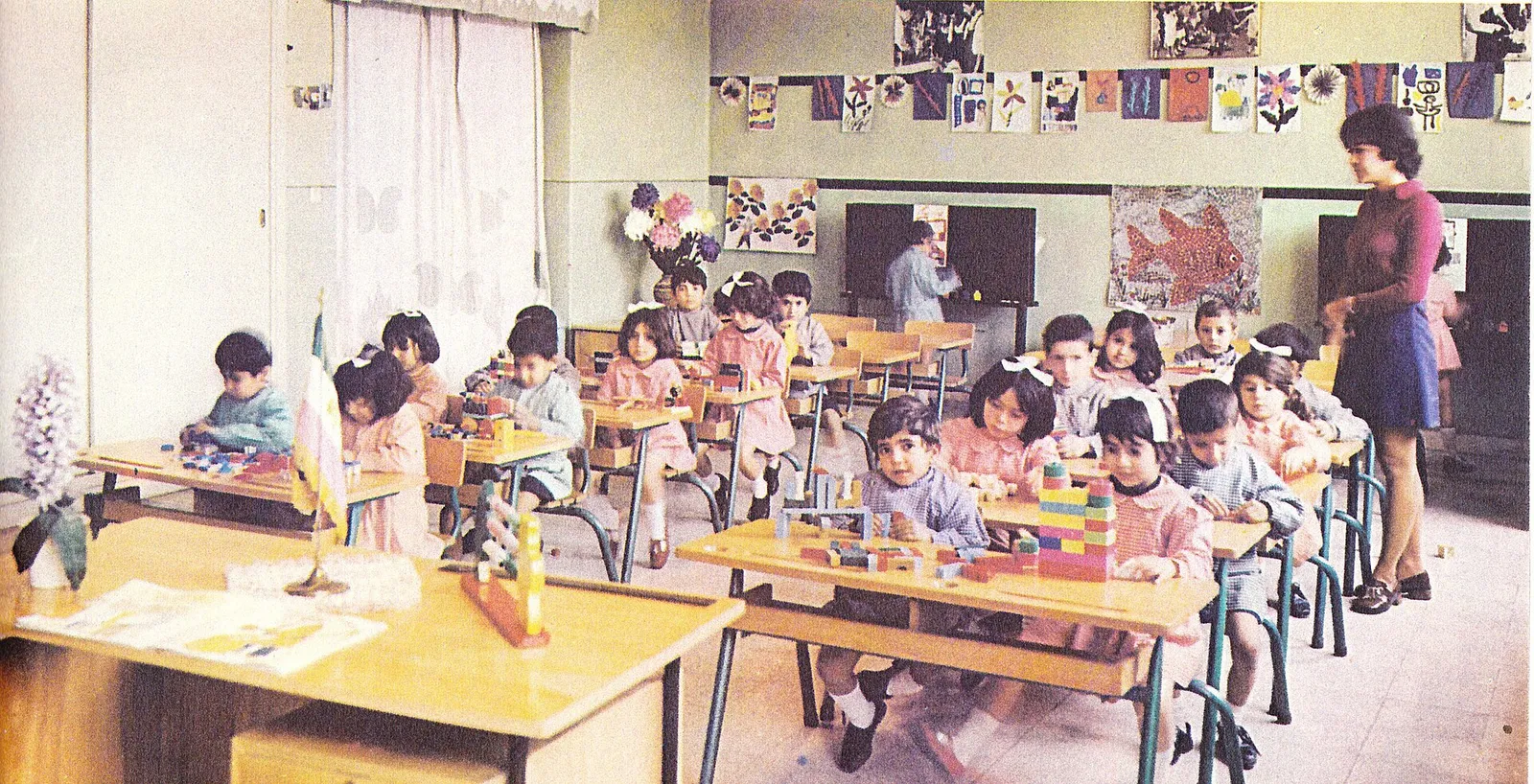 Niños en un aula de educación infantil (imagen de archivo)