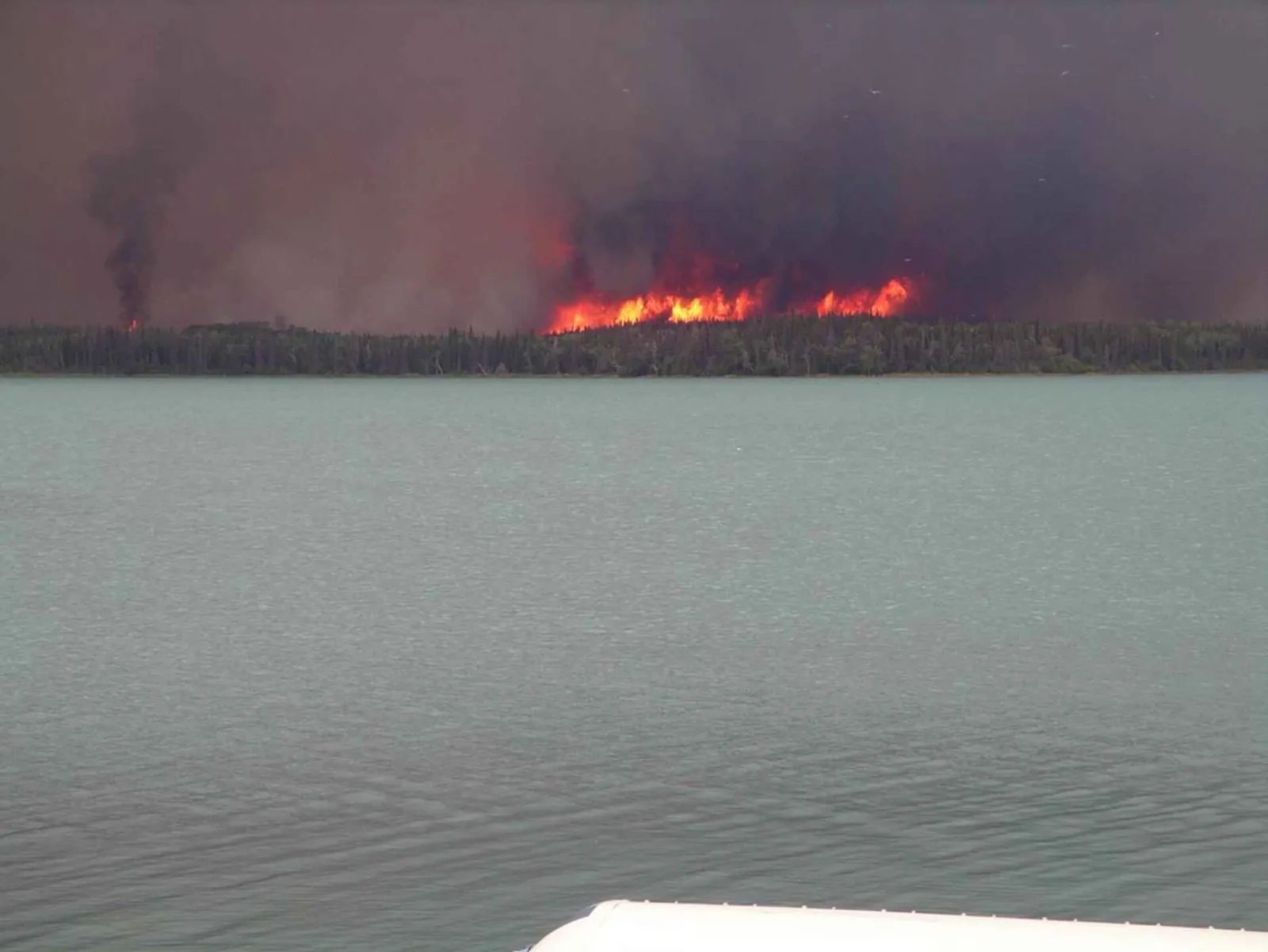 Humo y llamas en un incendio forestal (imagen de archivo)