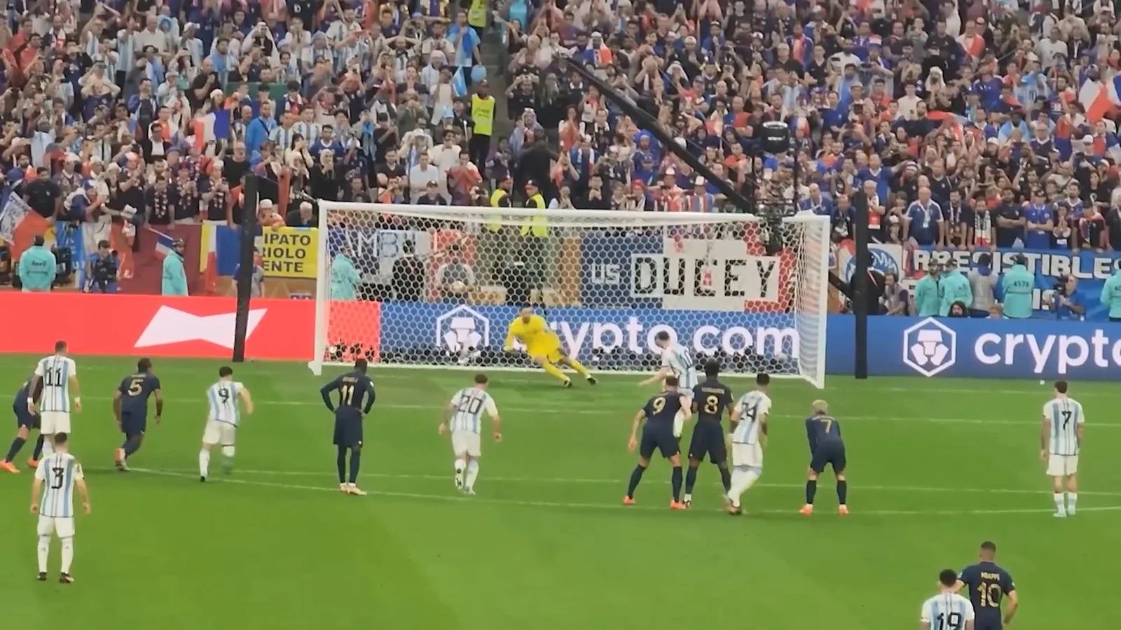 Messi lanza un penalti en la final del Mundial de 2022 entre Argentina y Francia