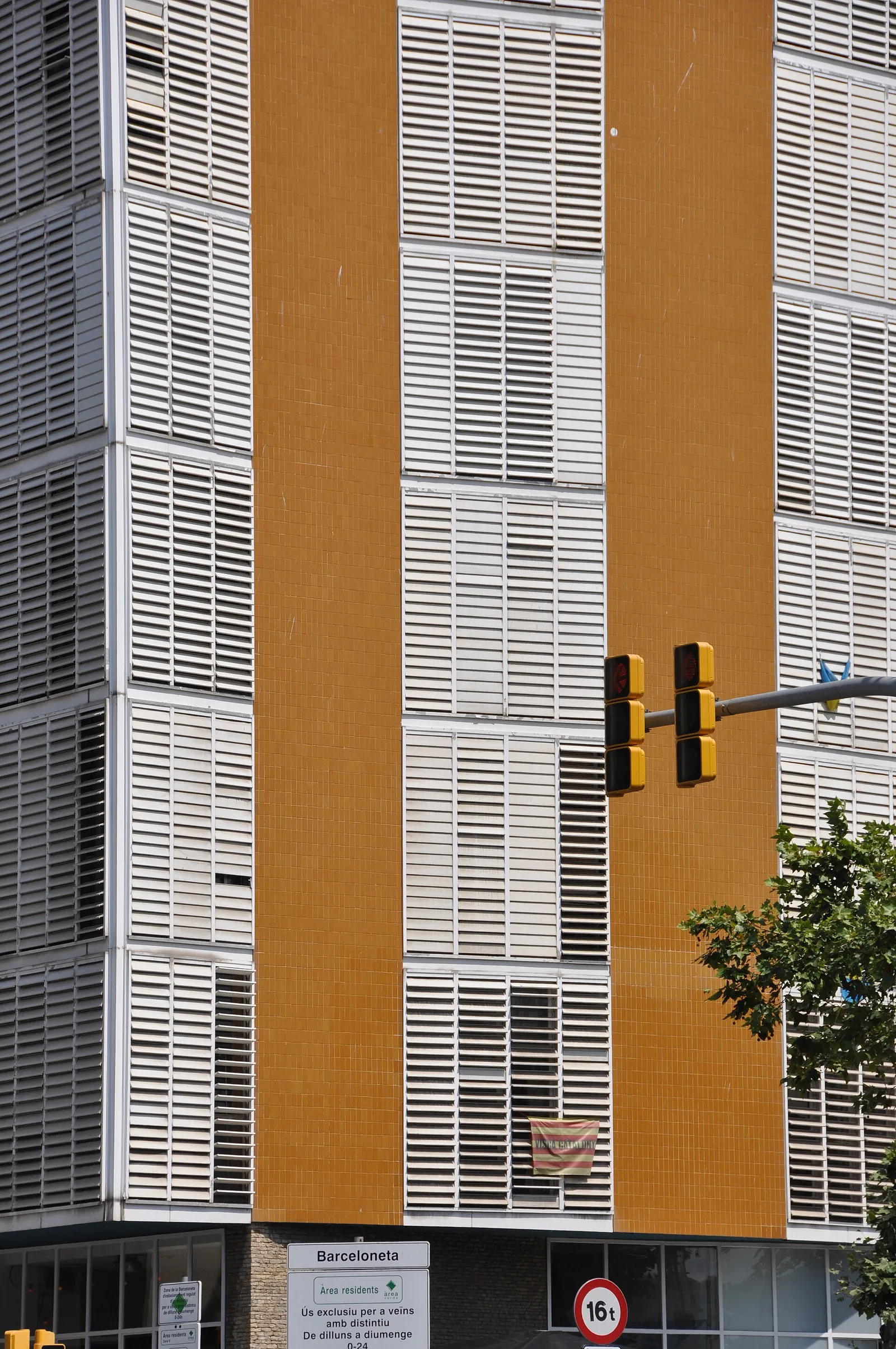 Un edificio de viviendas en el barrio barcelonés de la Barceloneta