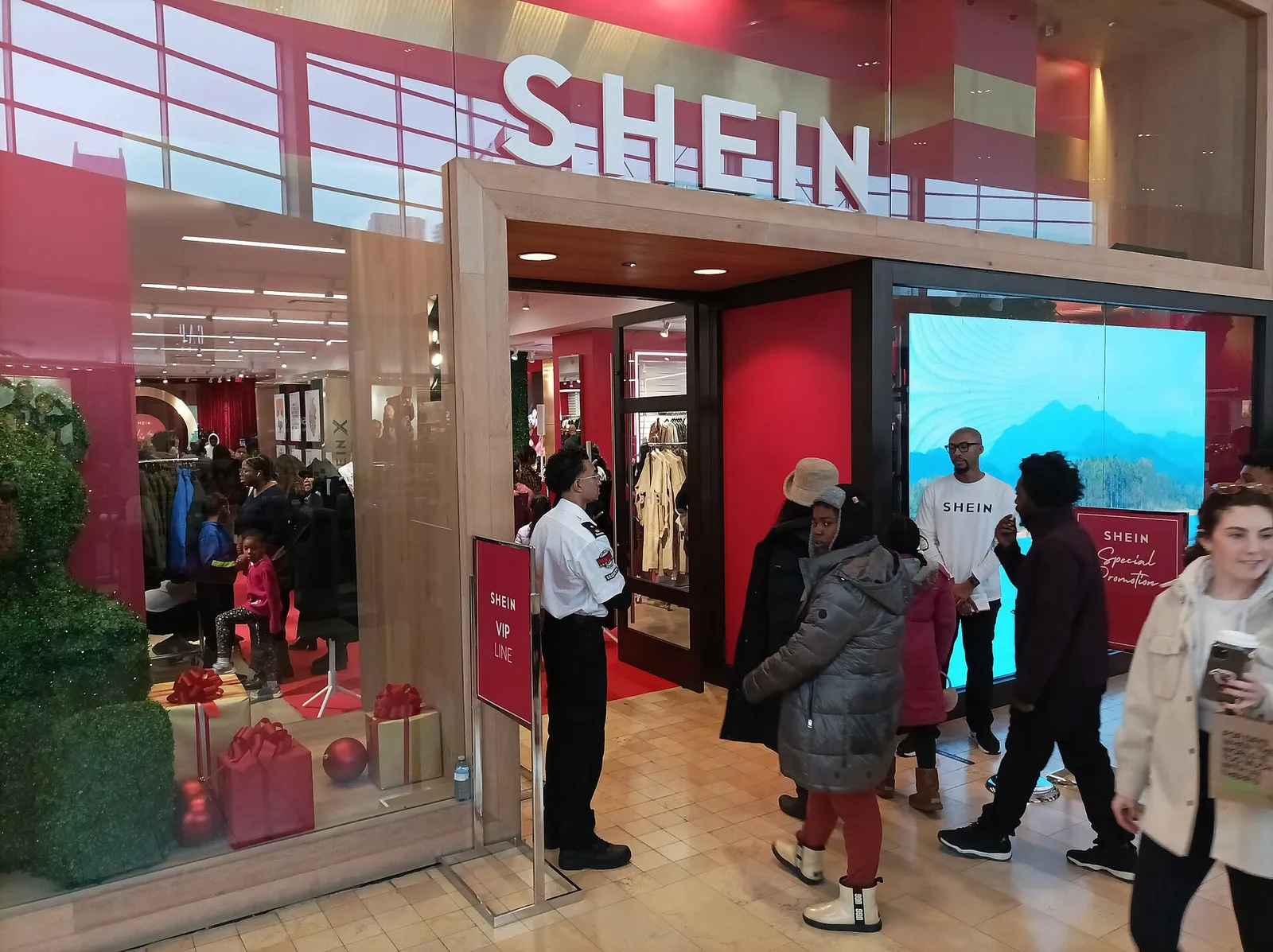 Una tienda temporal (pop-up) de Shein en un centro comercial