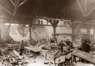 La Estatua de la Libertad en construcción en un taller de París, en 1884