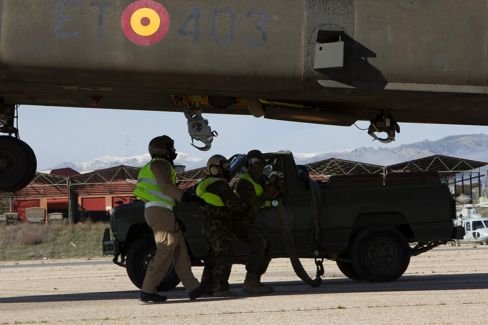 Militares del Ejército de Tierra español durante un ejercicio con un helicóptero