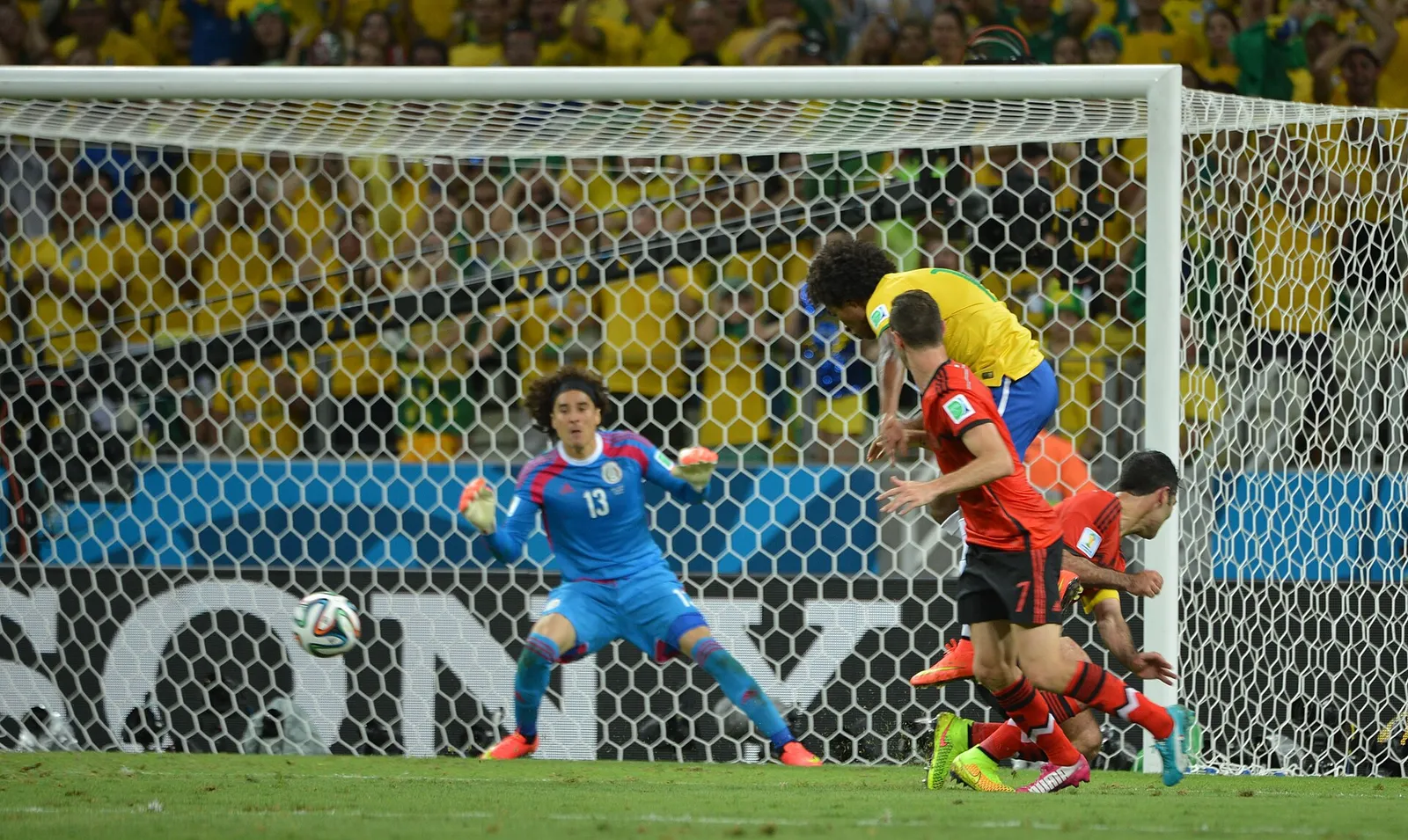 El portero mexicano Guillermo Ochoa