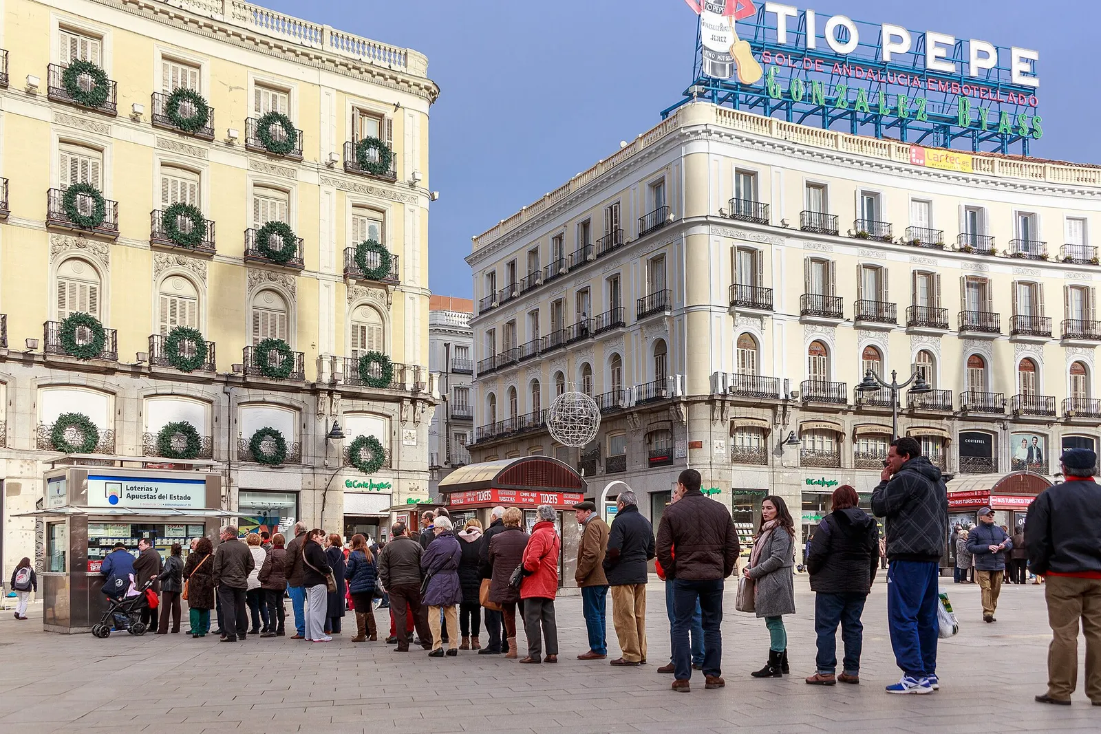 Cola de gente ante una administración de lotería en Madrid
