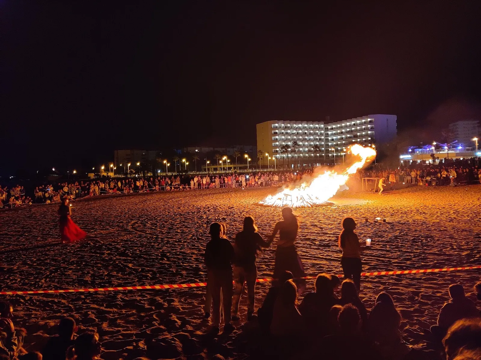 Una hoguera de San Juan en la playa