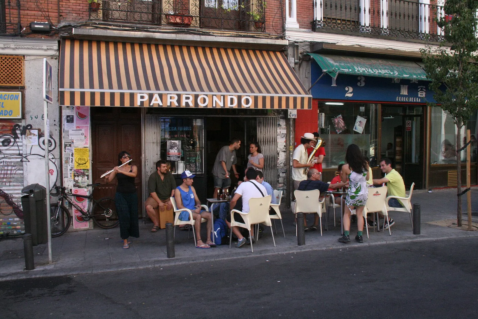 Clientes en una terraza de Madrid