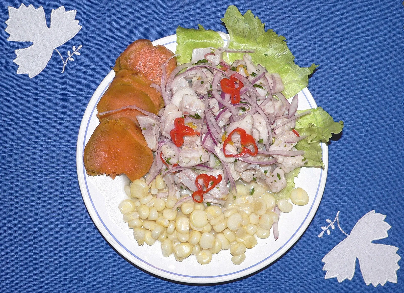 Un plato de ceviche peruano (imagen de archivo)