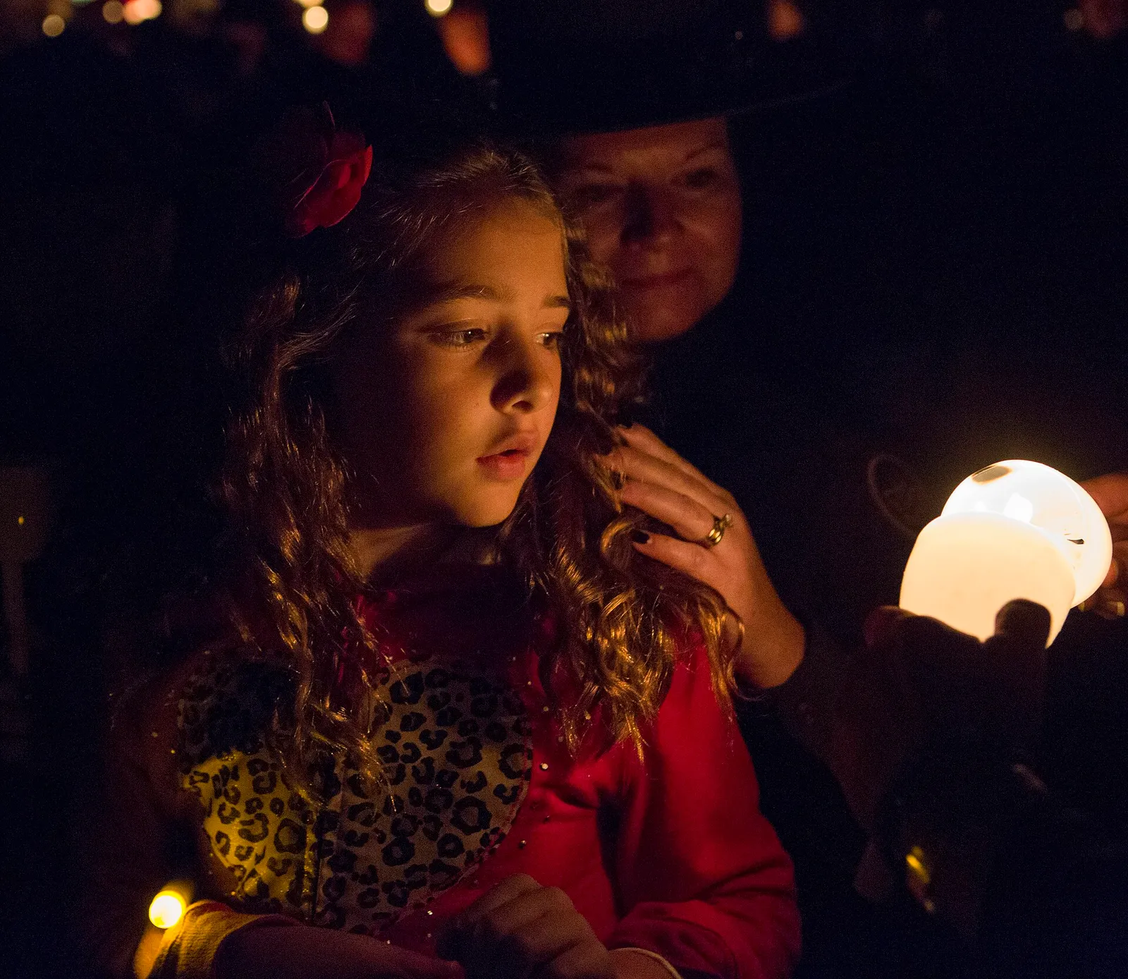 Velas encendidas en una vigilia en memoria de las víctimas