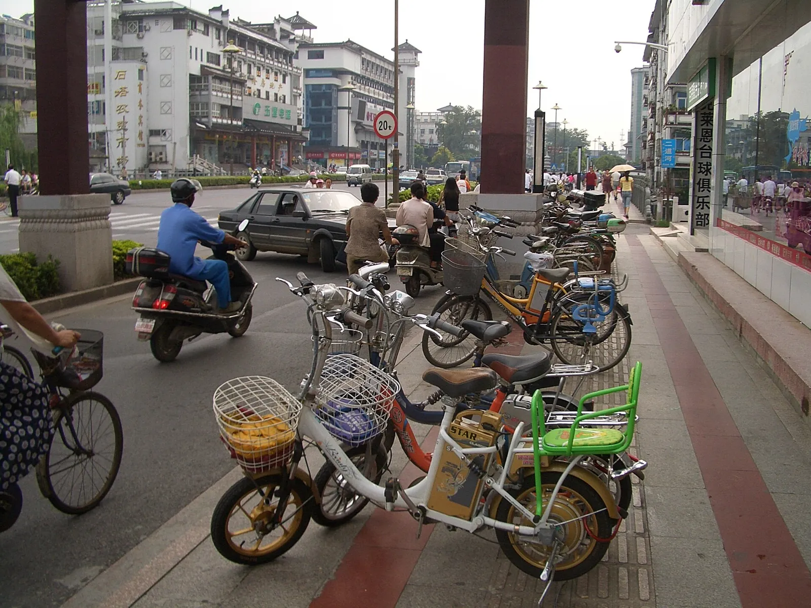 Bicicletas eléctricas en una calle (imagen de archivo)