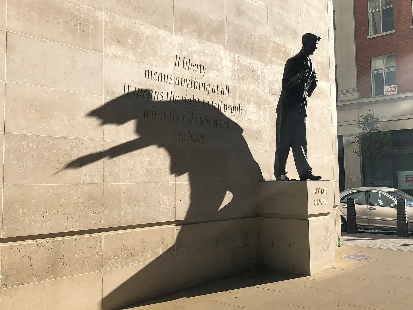 Estatua de George Orwell (a la entrada de la BBC en Londres); imagen ilustrativa, no es la pieza robada en Huesca