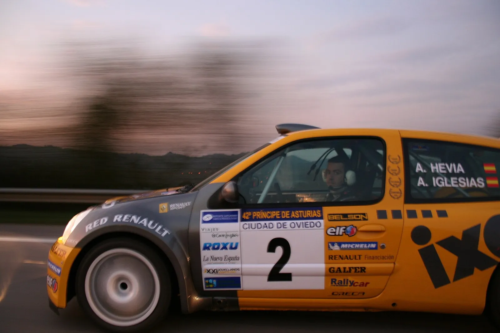 Coche de competición durante un rally en Asturias
