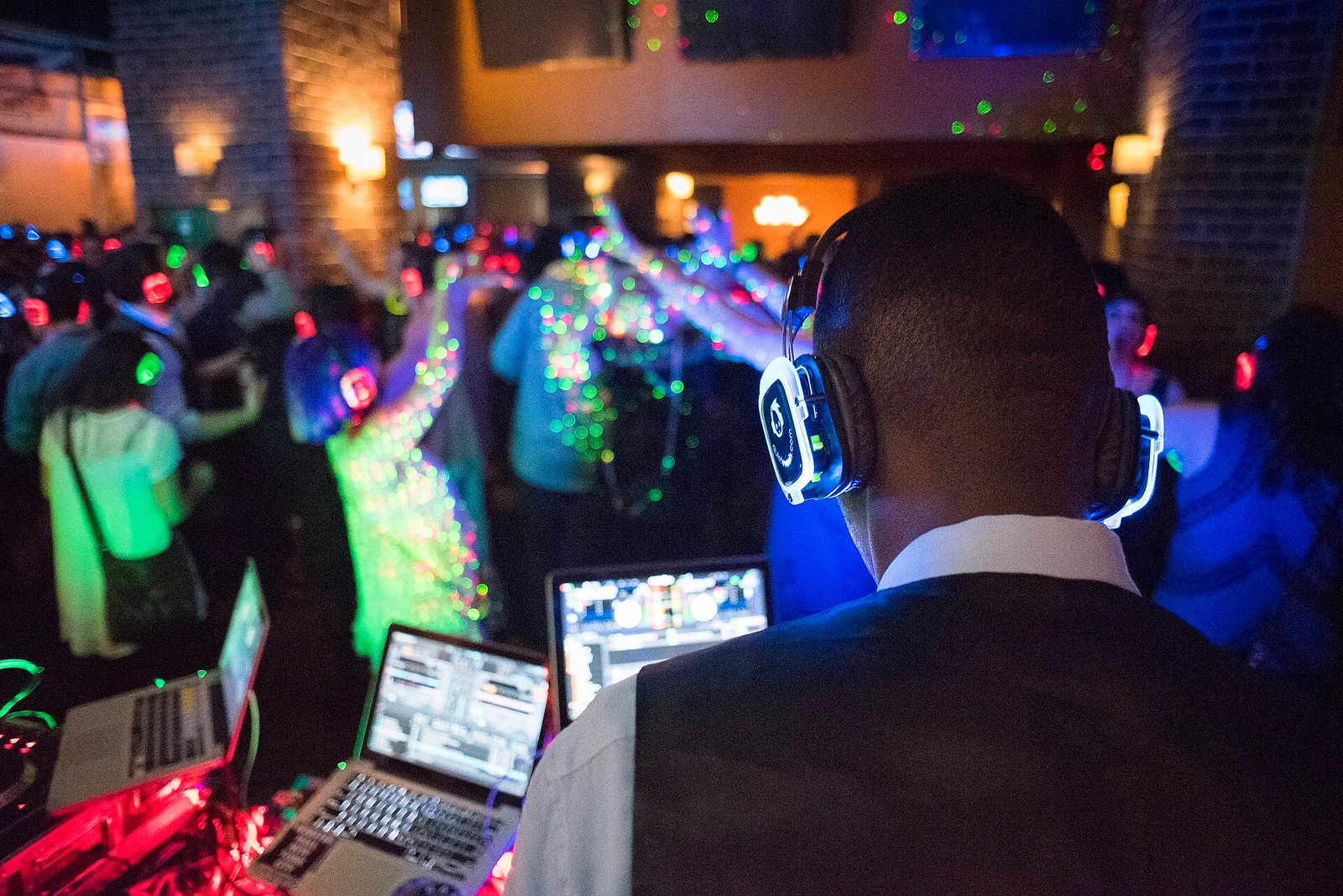 Asistentes a una fiesta 'silent disco' con auriculares inalámbricos