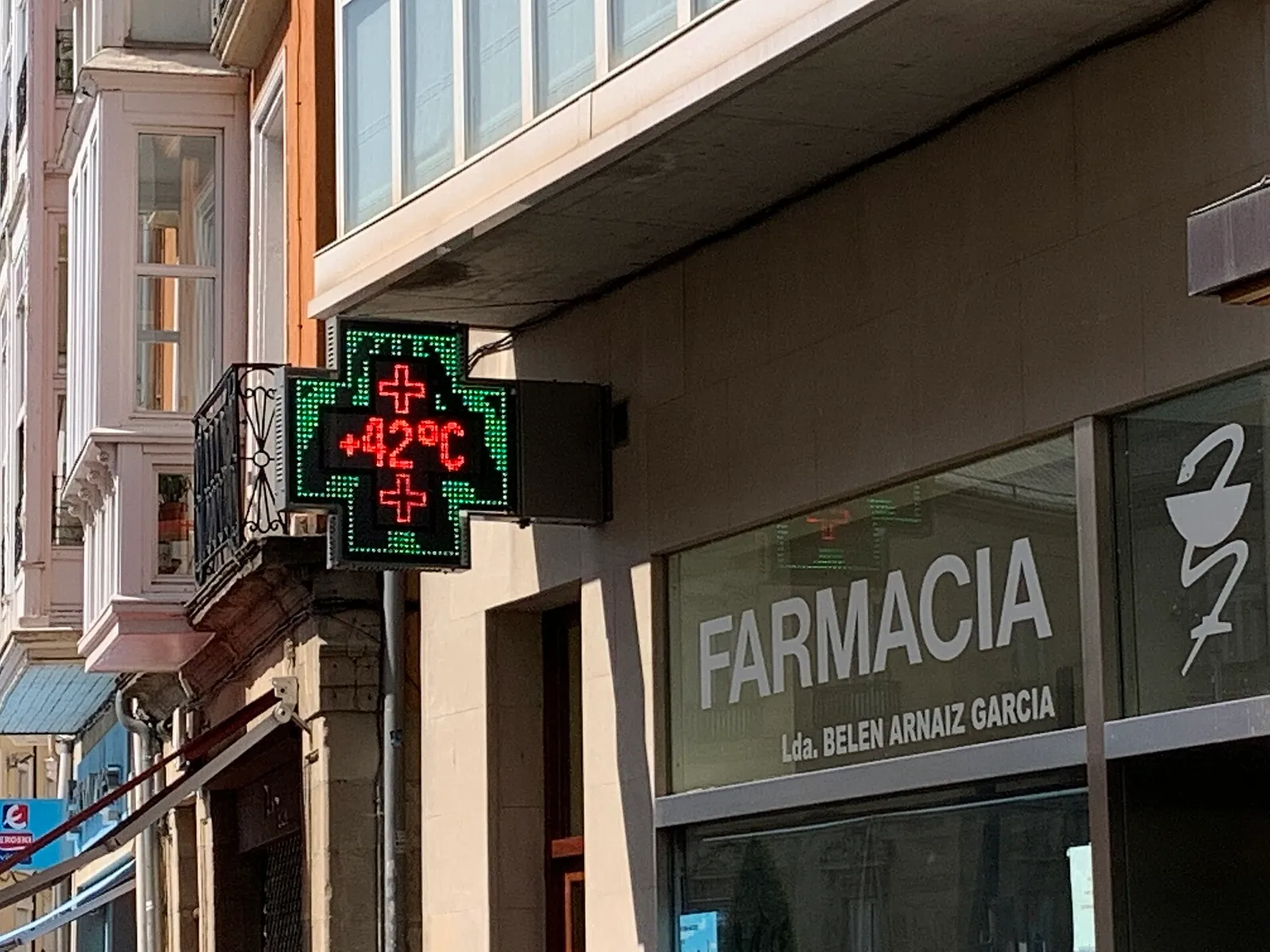 Un termómetro marca 42 grados durante una ola de calor
