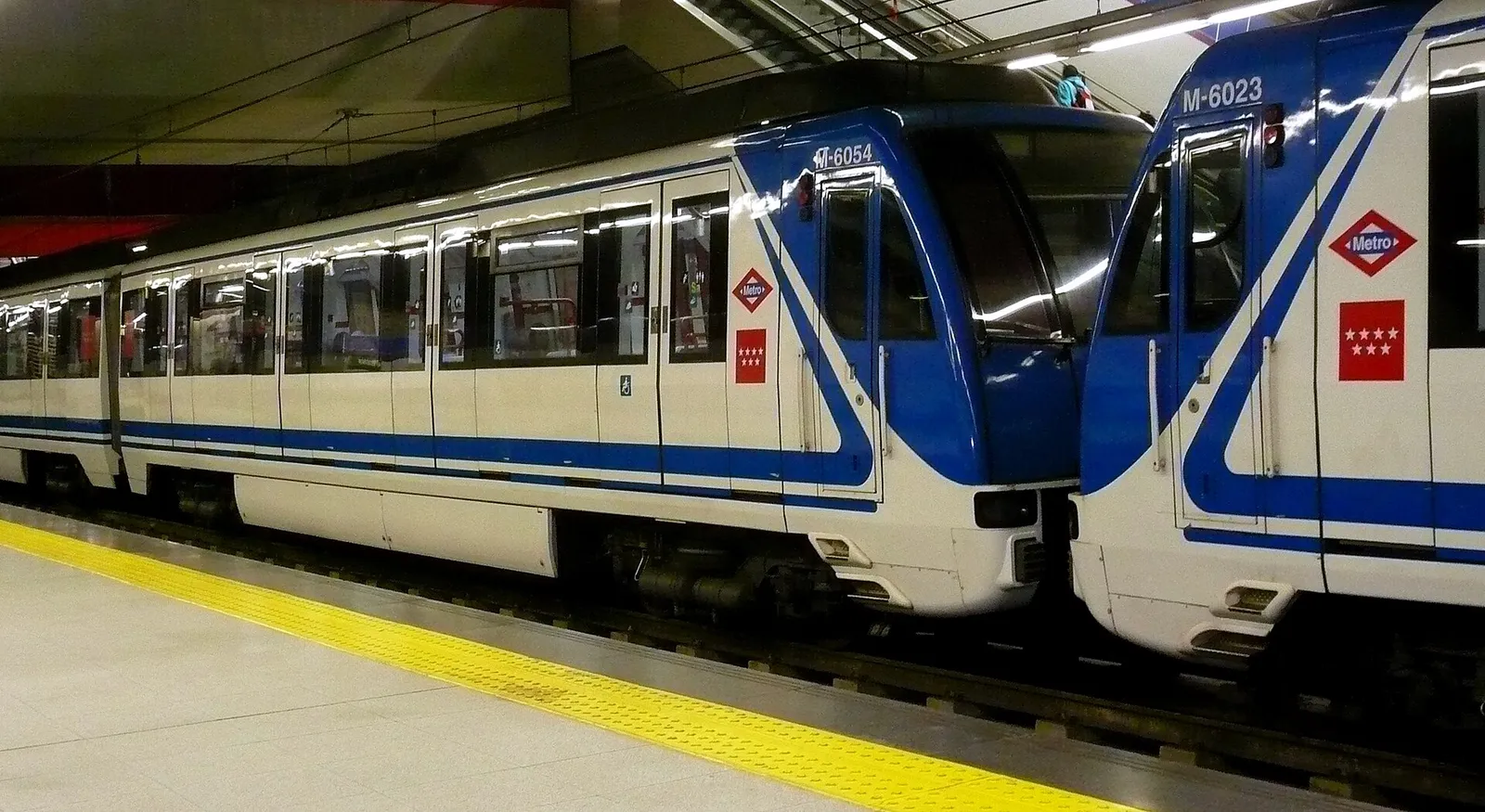 Un tren del Metro de Madrid en una estación