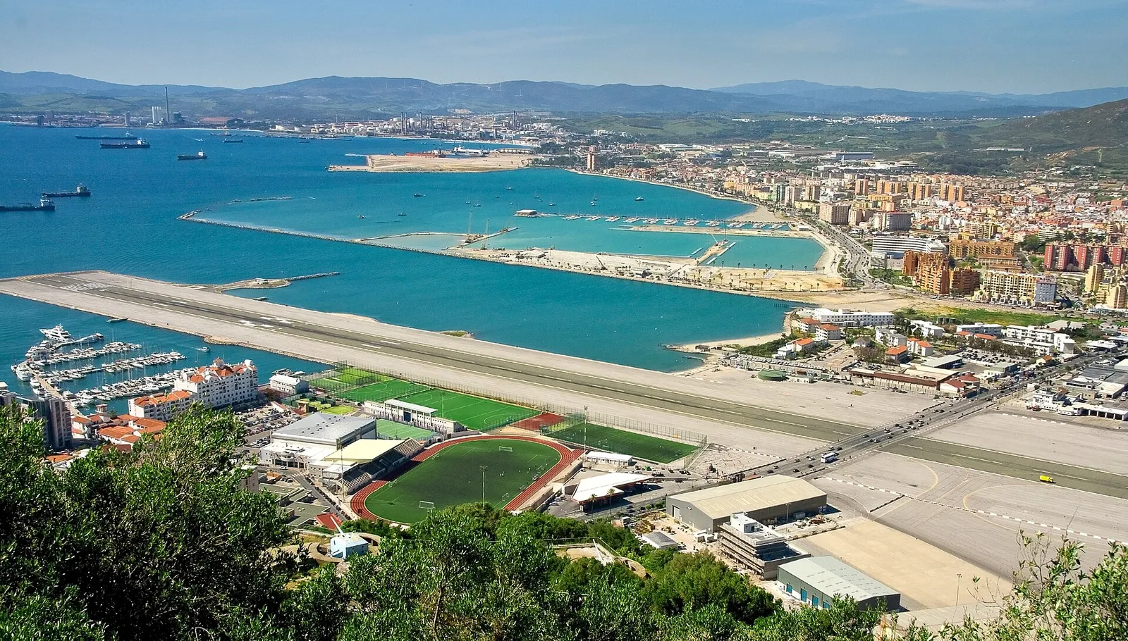 La pista del aeropuerto de Gibraltar, cruzada por la carretera hacia la frontera (imagen de archivo)