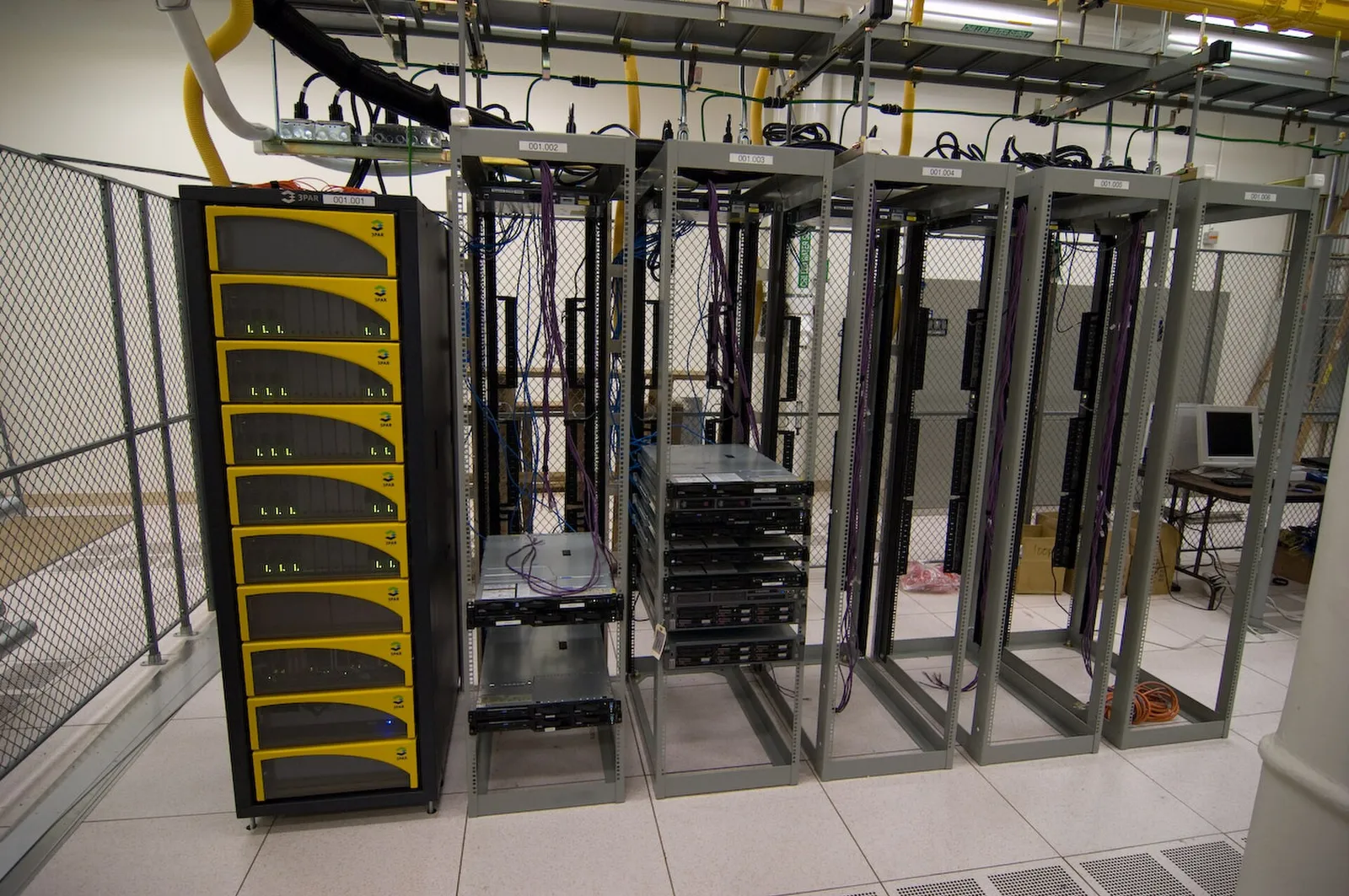 Servidores y cableado en una sala de máquinas de un centro de datos
