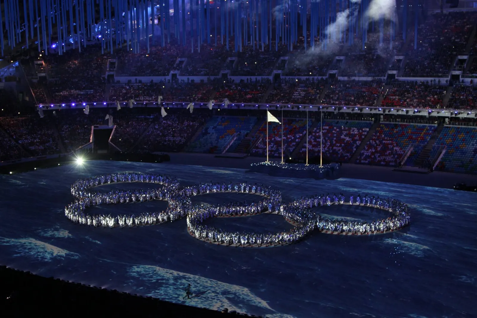 Los aros olímpicos iluminados durante una ceremonia