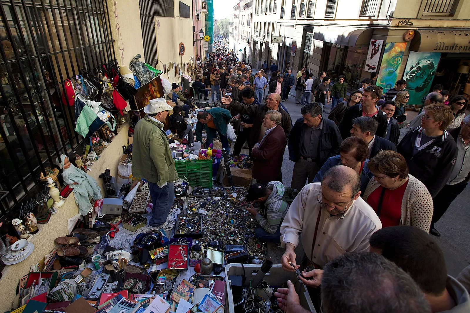Puestos de objetos de segunda mano en un mercadillo de Madrid