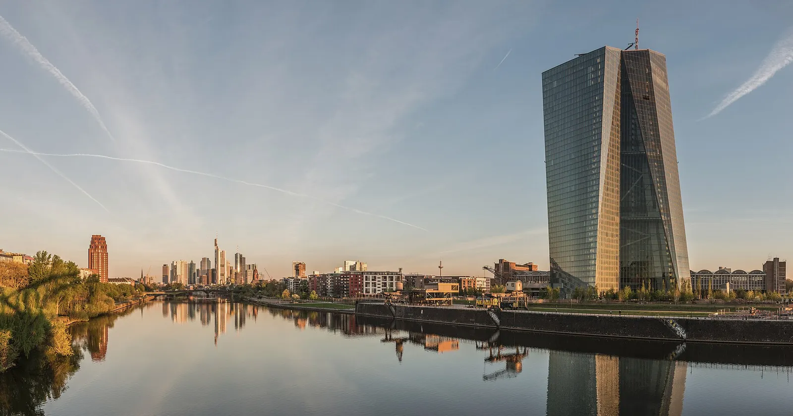 Sede del Banco Central Europeo y el perfil de Fráncfort al amanecer
