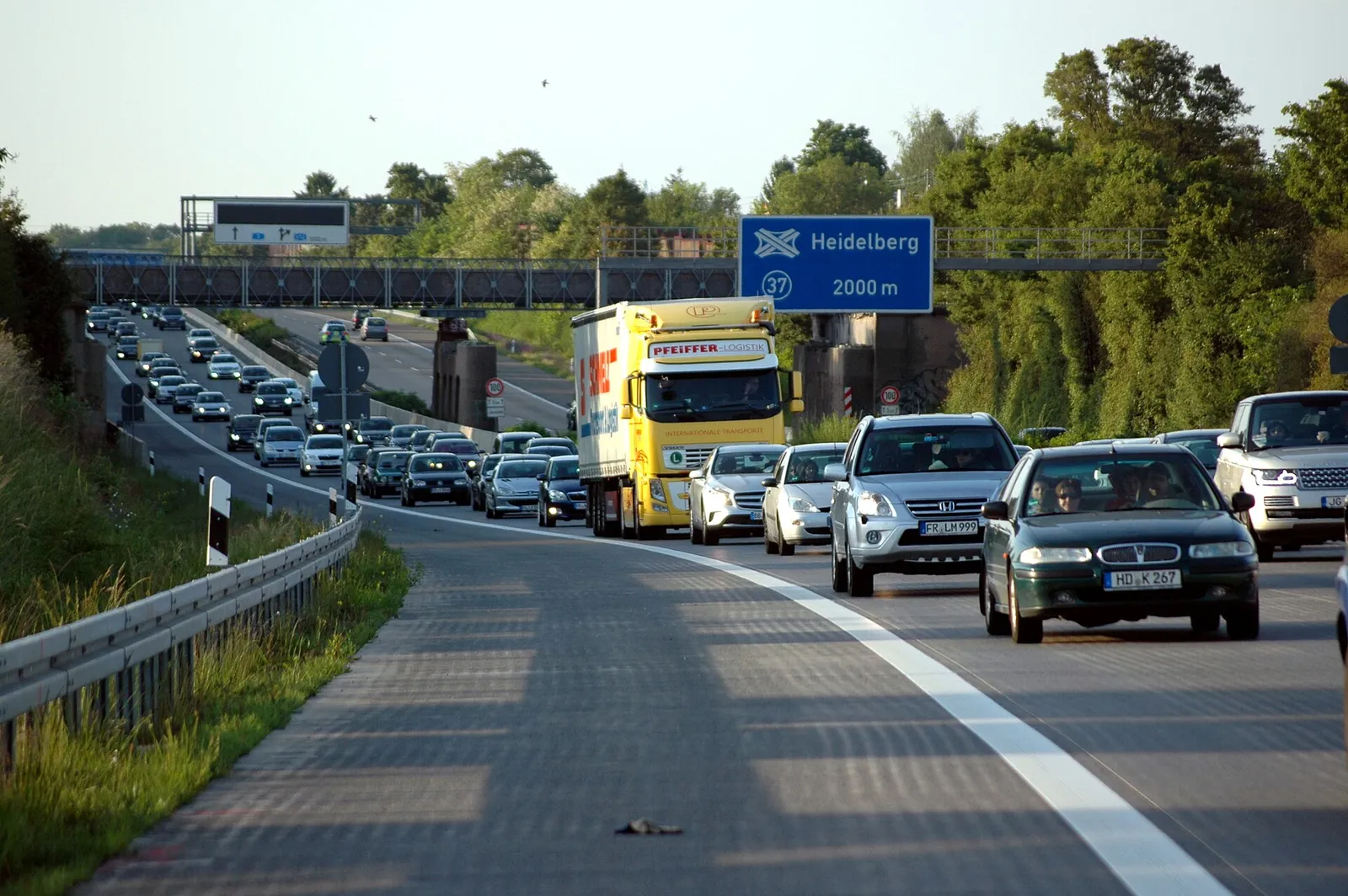 Retención de vehículos en varios carriles de una autopista