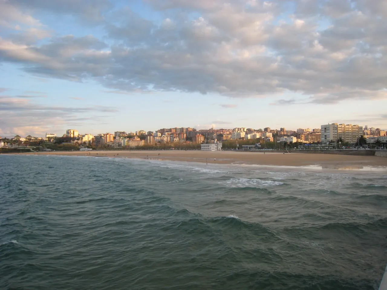 Vista de Santander desde la playa de El Sardinero